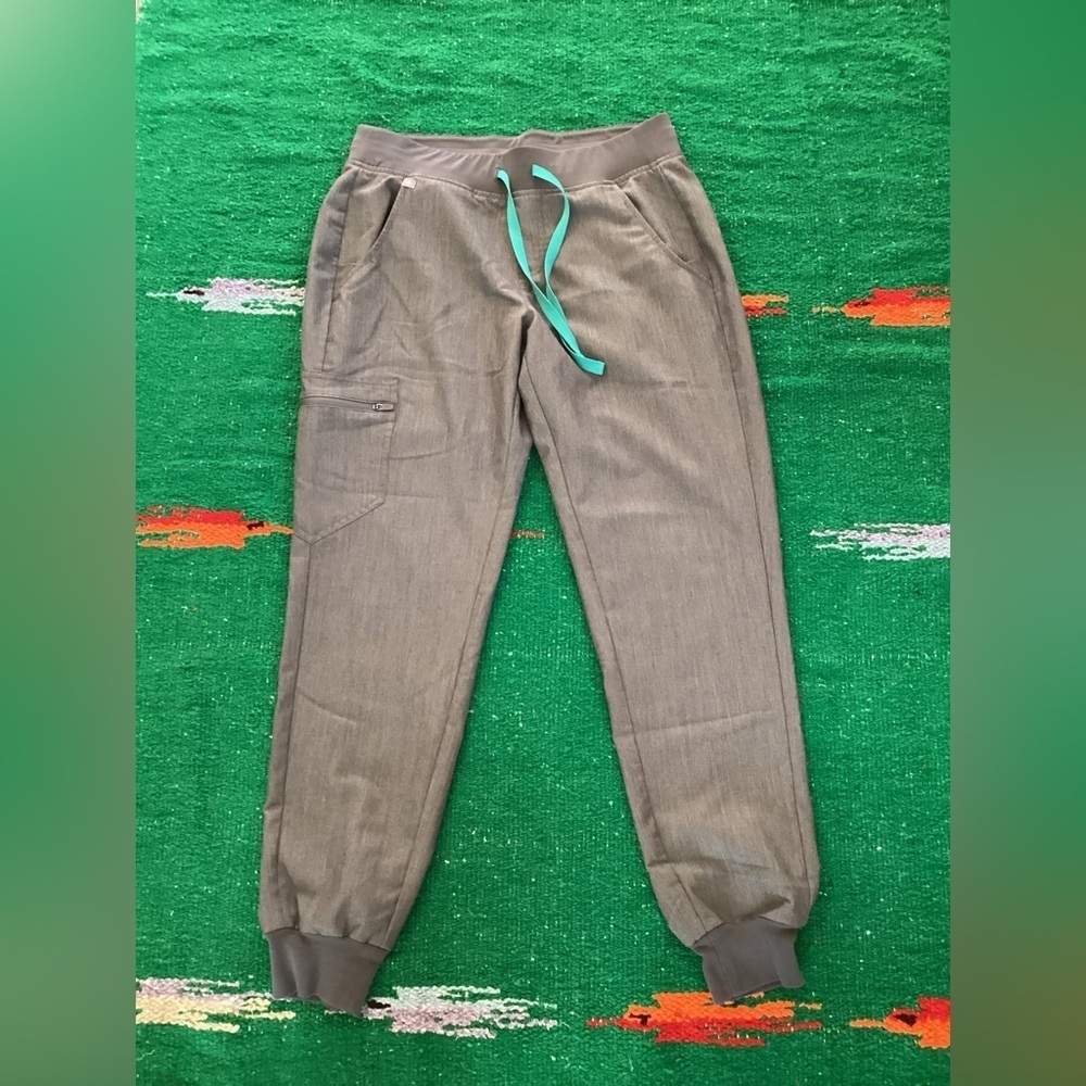 Figs Technical Scrubs-Gray -SZ S
Waist 14”
Inseam 28”
Drawstring